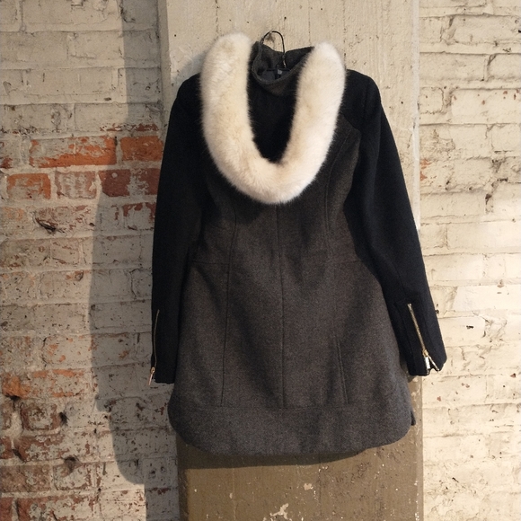 Coat with fur hood, Laundry by Shelli Segal, size small - Picture 2 of 4
